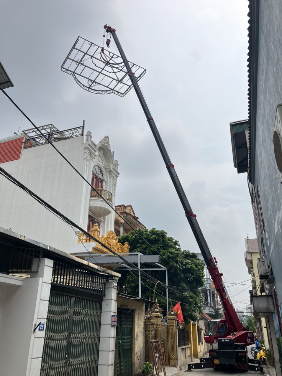 Chúng tôi cho thuê xe cẩu tại Hà Nội nâng cẩu đồ lên cao