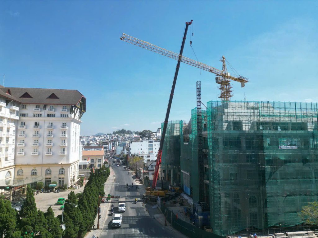 Chúng tôi cho thuê xe cẩu tại Lâm Đồng để phục vụ thi công xây dựng