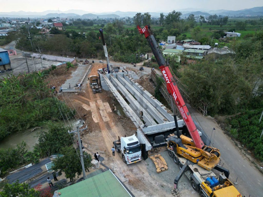 Chúng tôi cho thuê cẩu lắp đặt dầm cầu tại Lâm Đồng