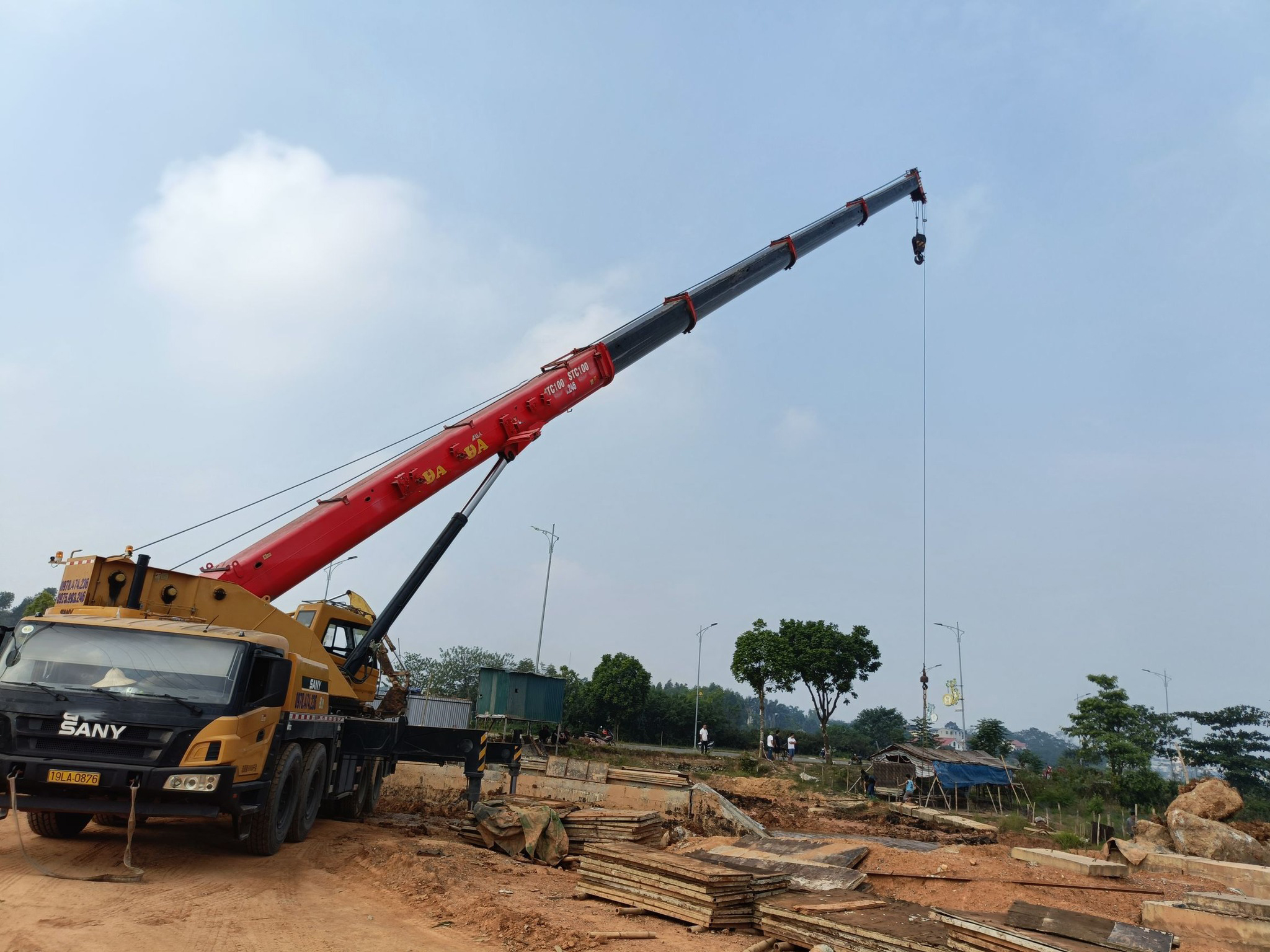 Cho Thuê Xe Cẩu Tại Phú Thọ Cho thuê xe cẩu dọn dẹp kho bãi tại Phú Thọ