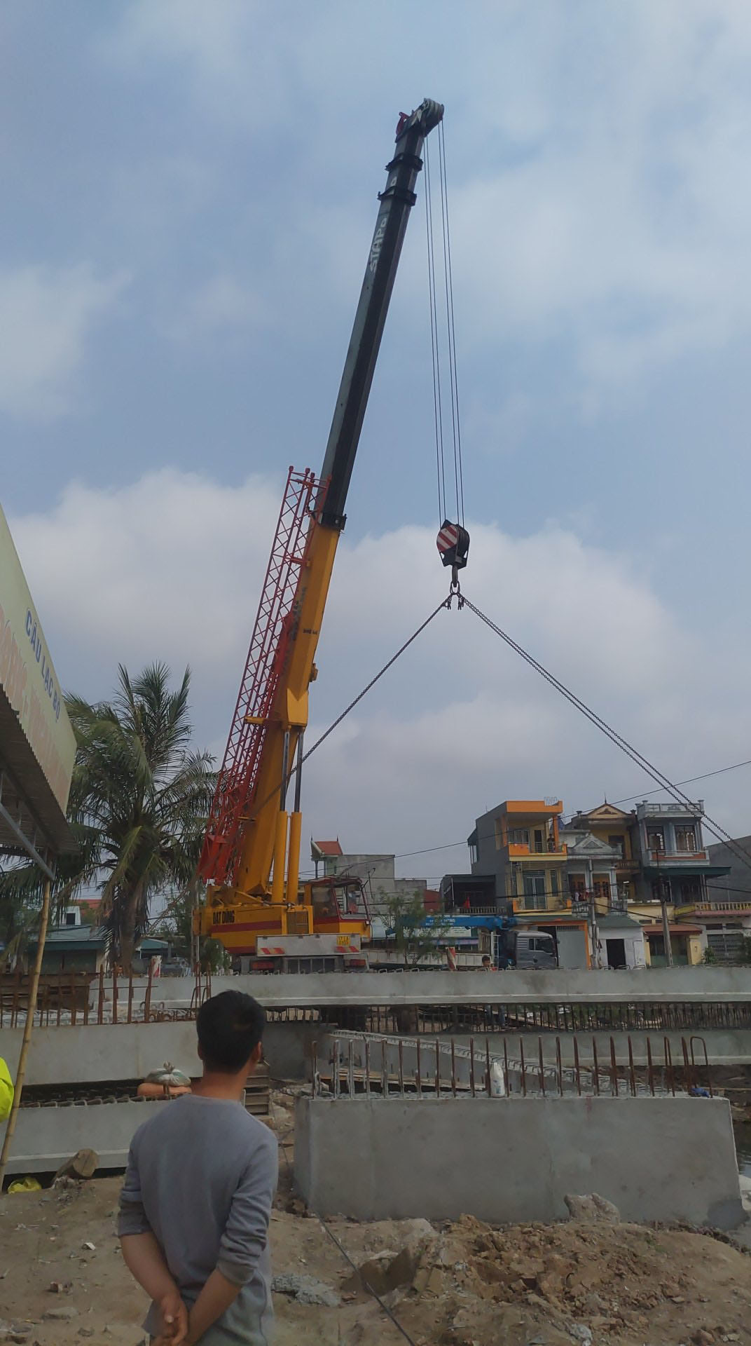 Chúng tôi cho thuê xe cẩu tại Thái Bình để nâng hàng nặng, trọng lượng lớn