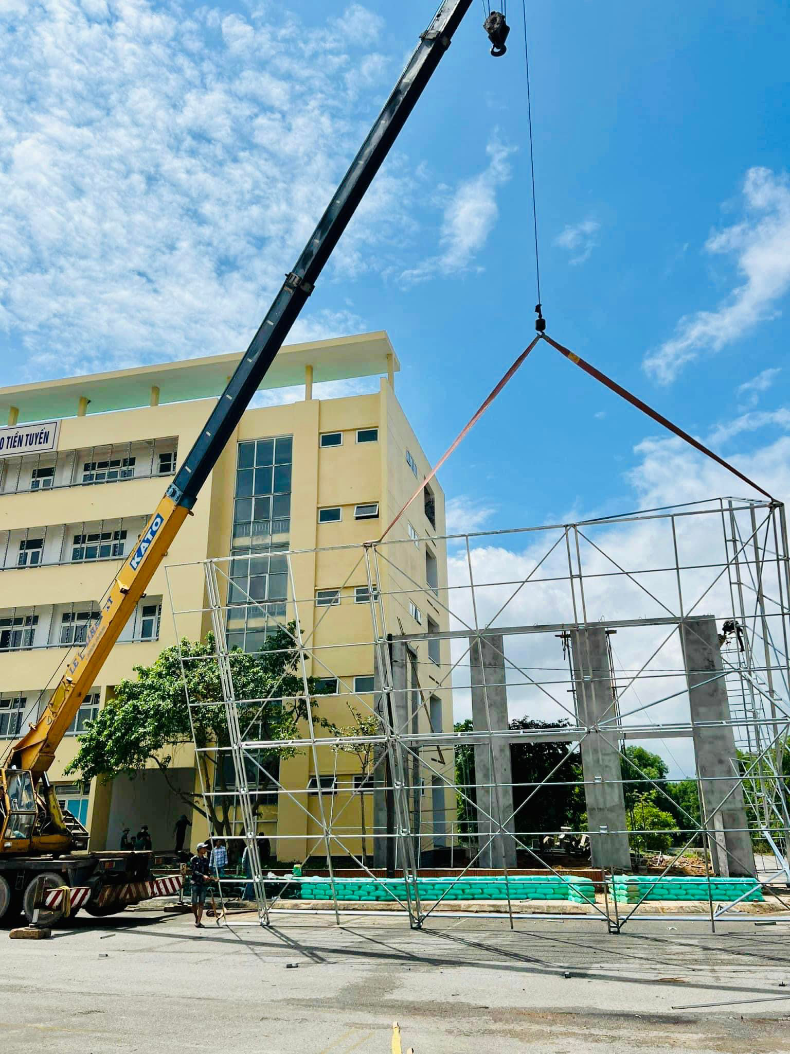 dich vu cho thue xe cau tai quang tri 6