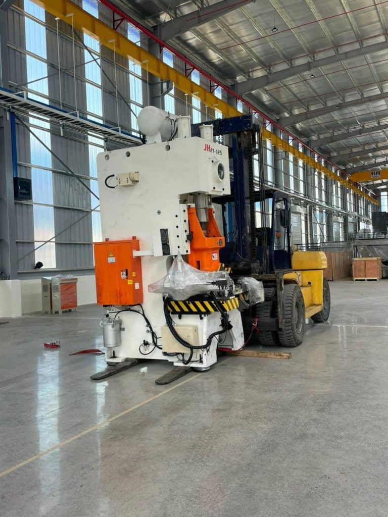 Dịch vụ nâng hạ máy móc thiết bị