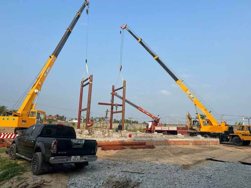 Thuê xe cẩu thi công nhà xưởng chuyên nghiệp